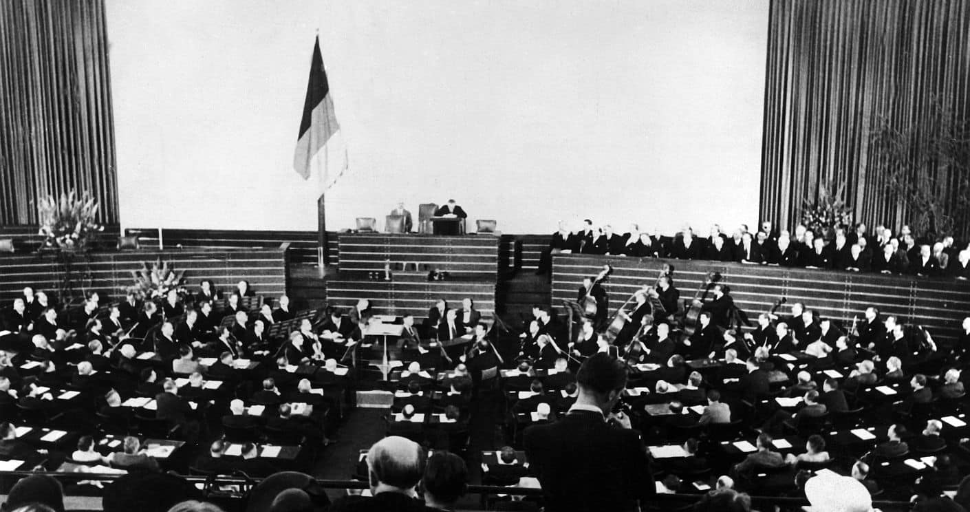 Alterspräsident Paul Löbe eröffnet am 7. September 1949 den ersten Deutschen Bundestag in Bonn. (c) picture alliance / dpa